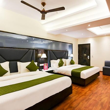 Hotel Geet Deluxe Ню Делхи Екстериор снимка
