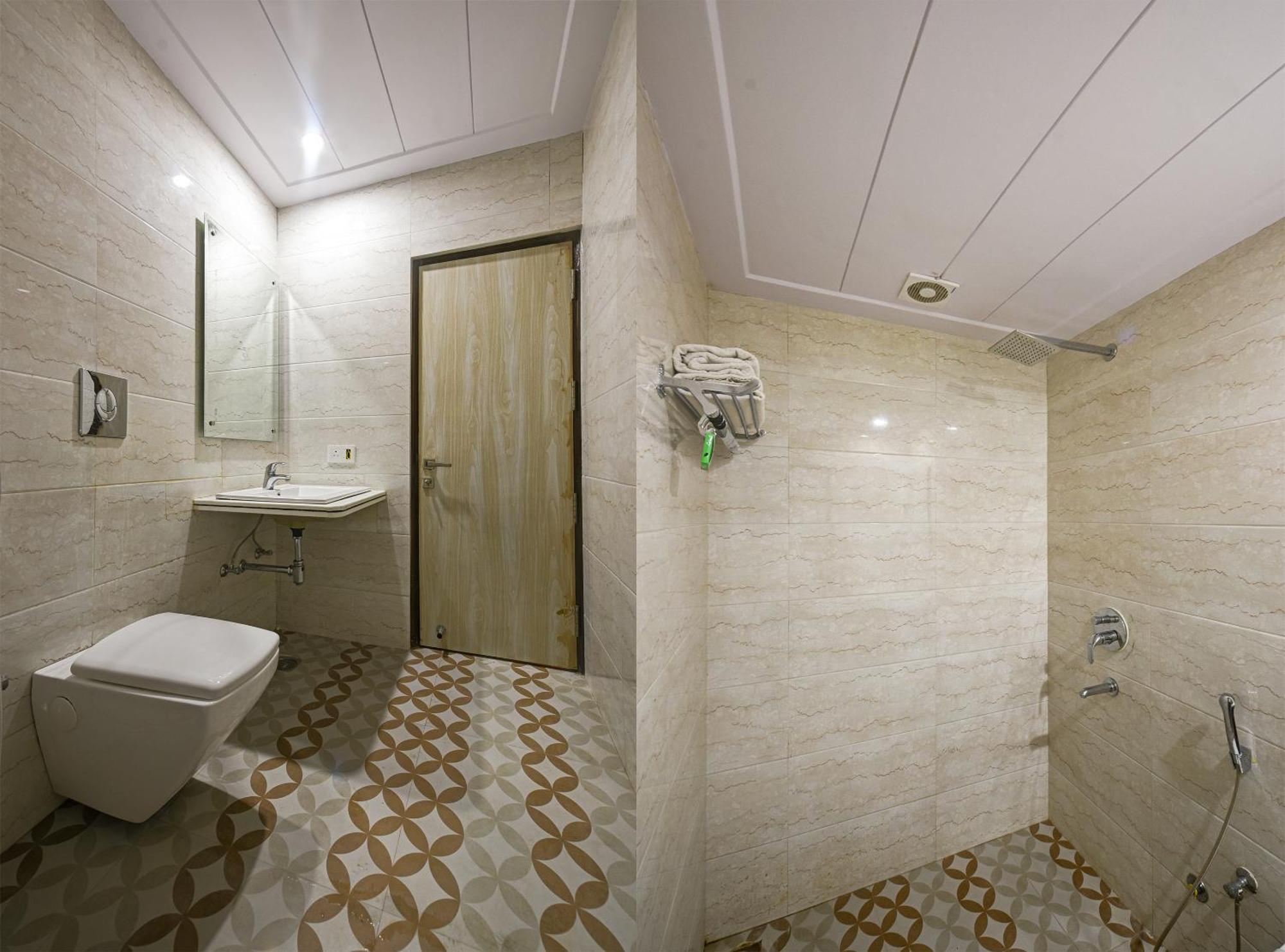 Hotel Geet Deluxe Ню Делхи Екстериор снимка