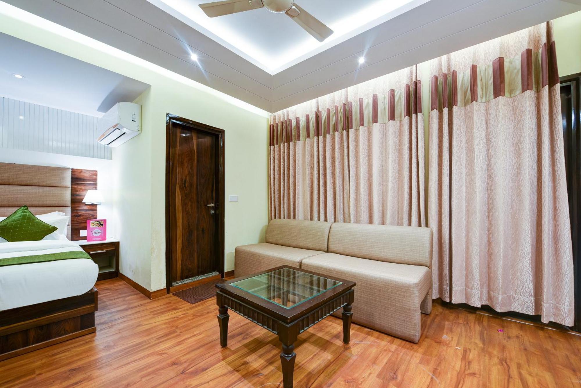 Hotel Geet Deluxe Ню Делхи Екстериор снимка