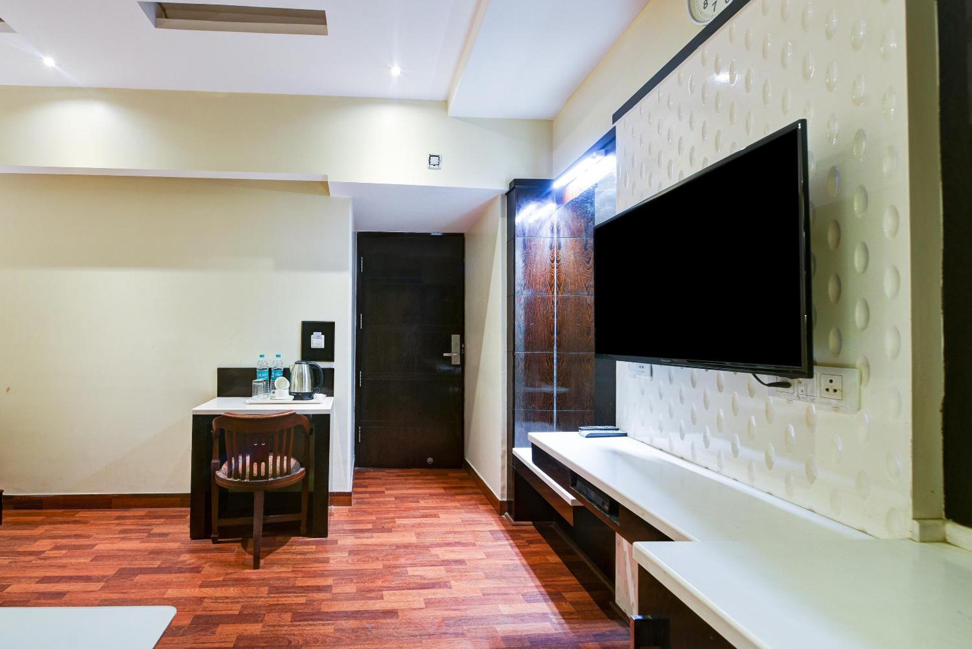 Hotel Geet Deluxe Ню Делхи Екстериор снимка
