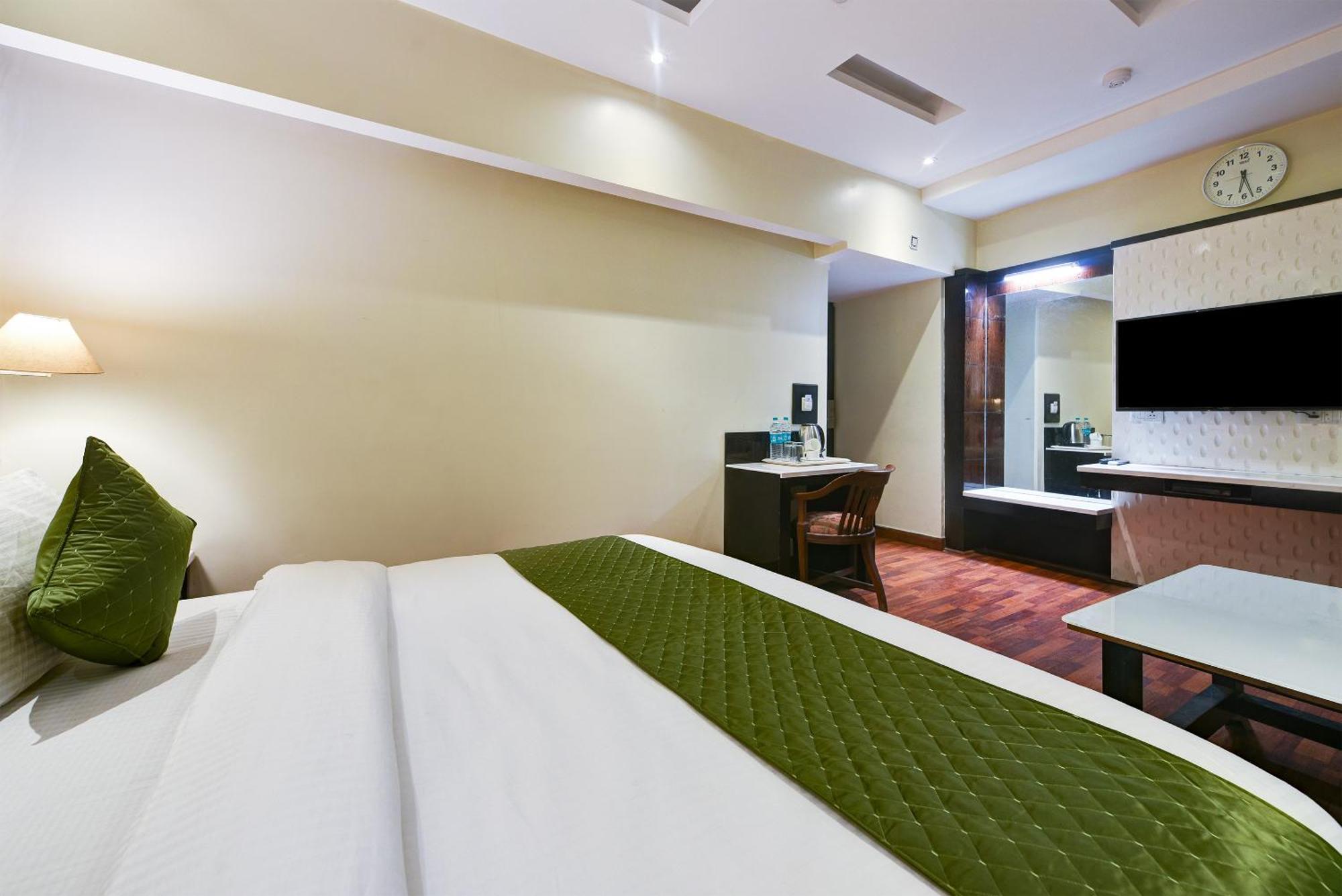 Hotel Geet Deluxe Ню Делхи Екстериор снимка