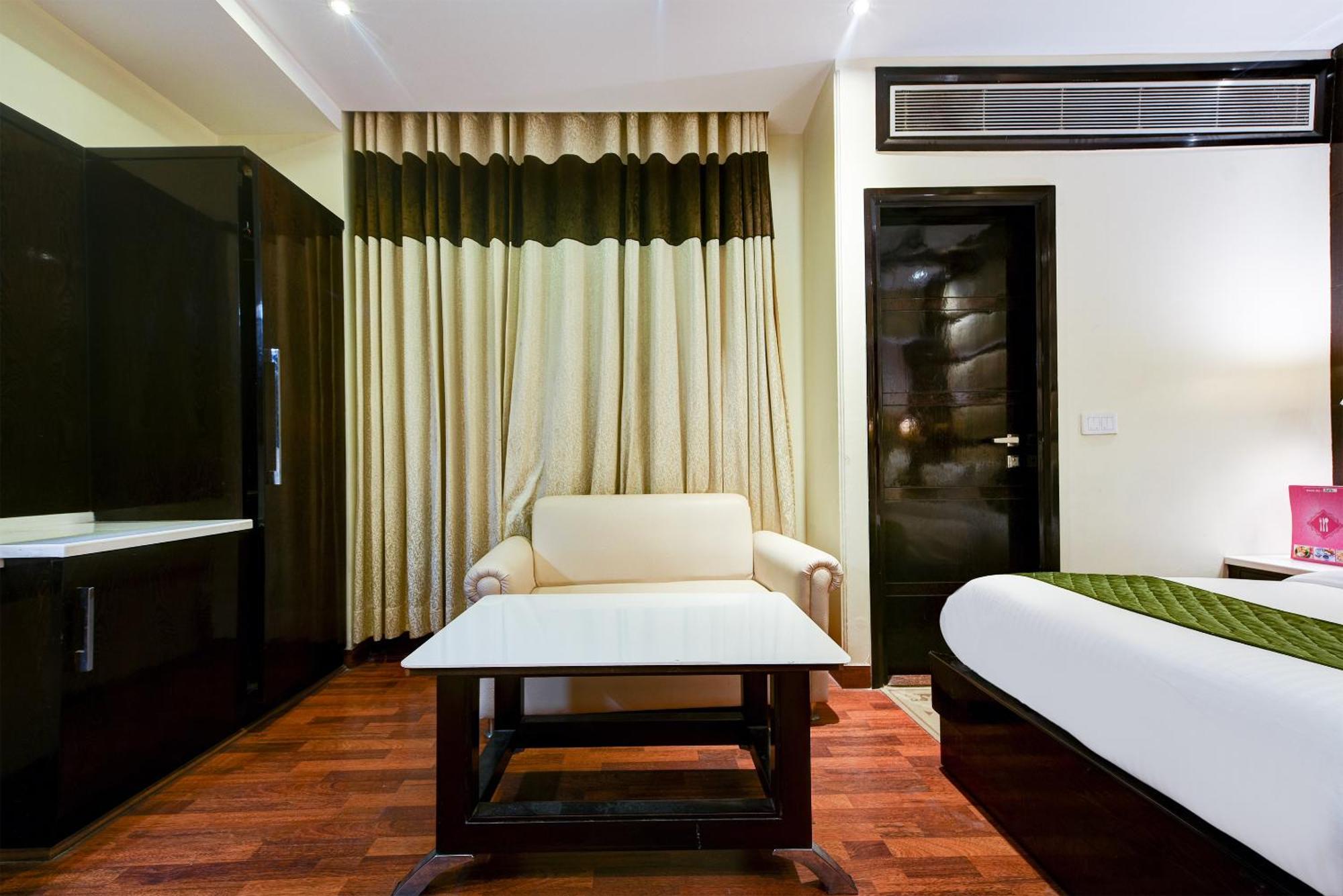 Hotel Geet Deluxe Ню Делхи Екстериор снимка