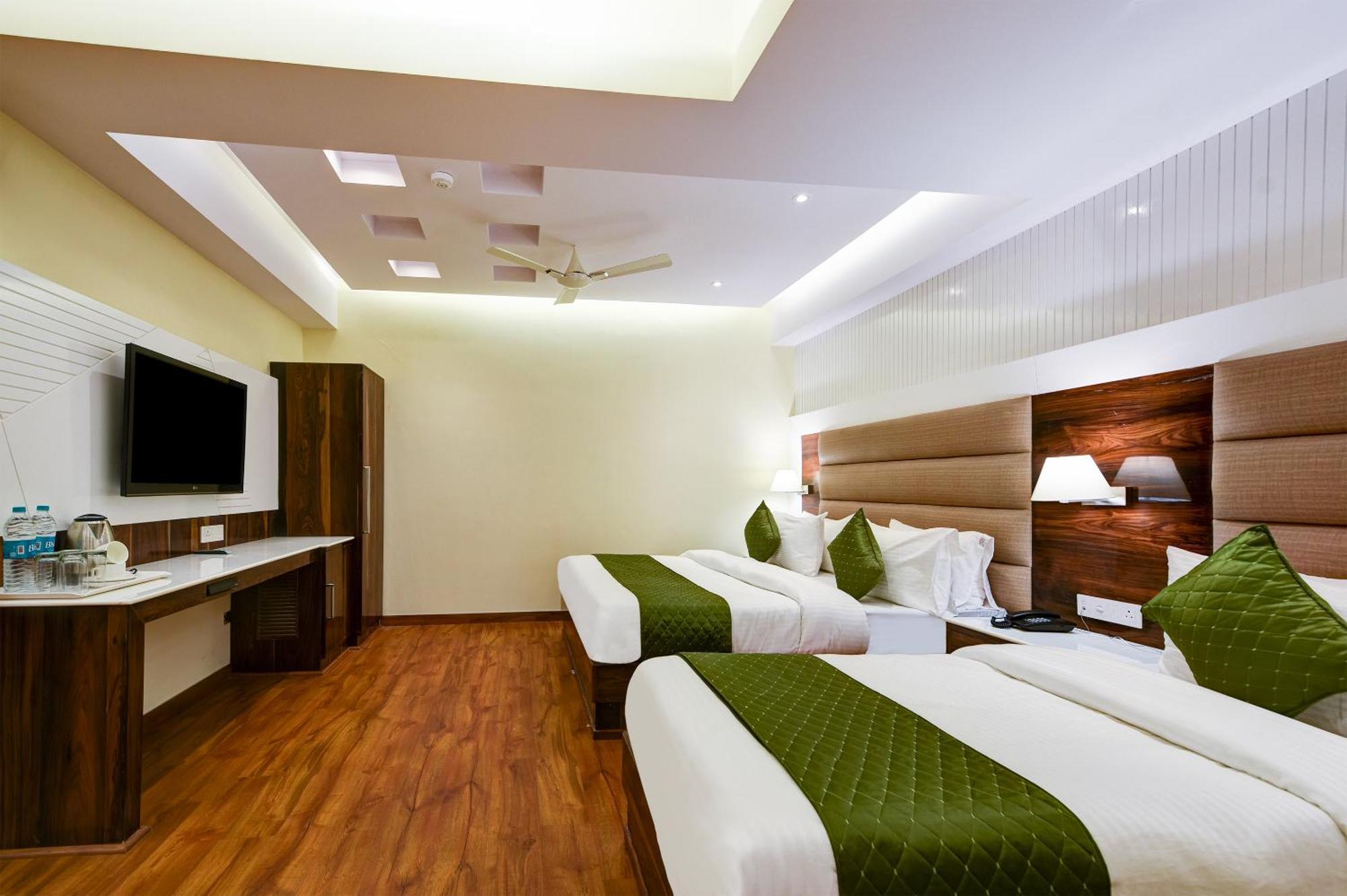 Hotel Geet Deluxe Ню Делхи Екстериор снимка