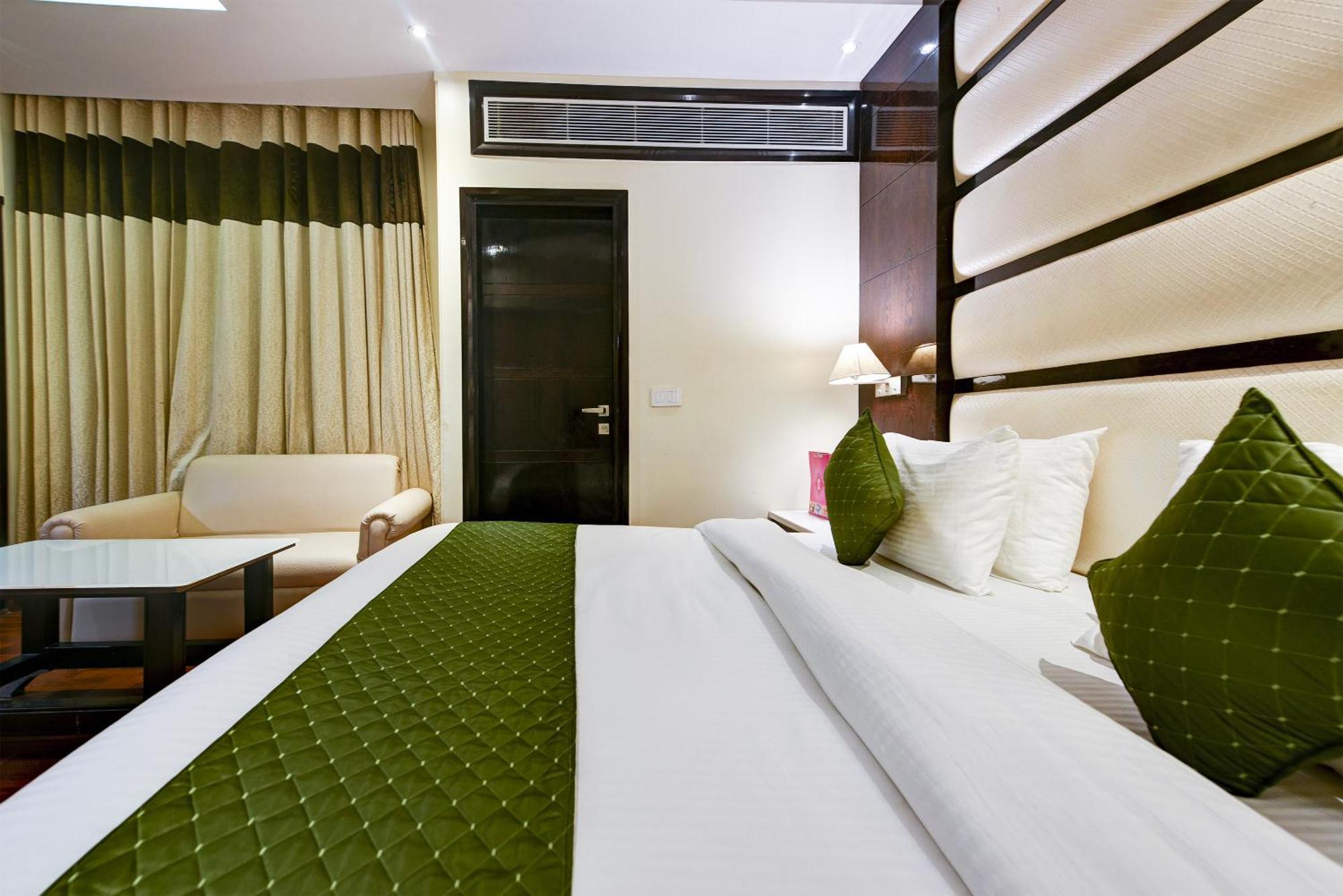 Hotel Geet Deluxe Ню Делхи Екстериор снимка