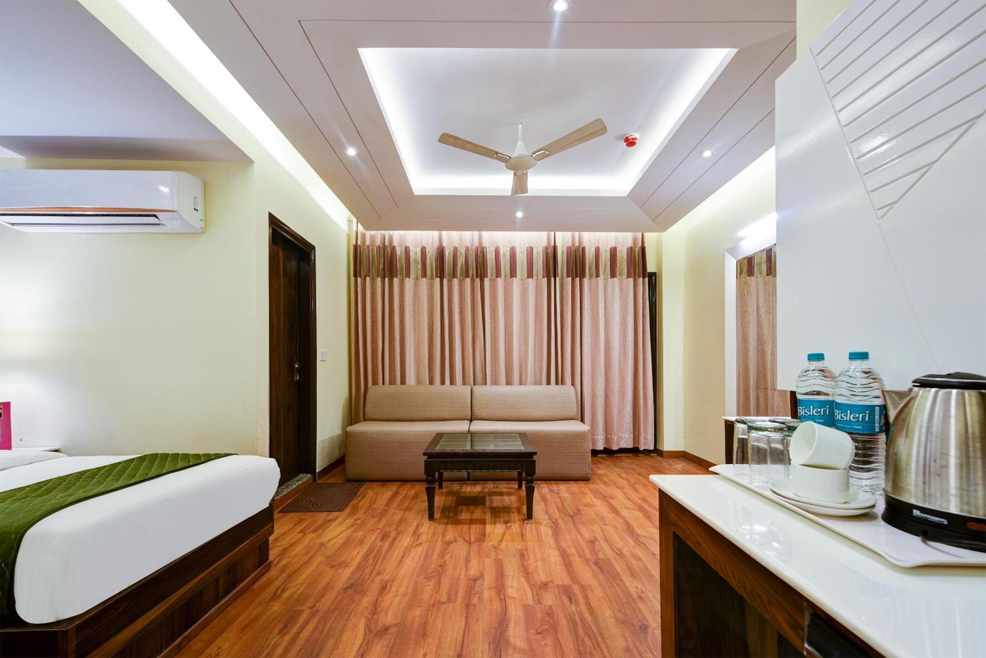 Hotel Geet Deluxe Ню Делхи Екстериор снимка