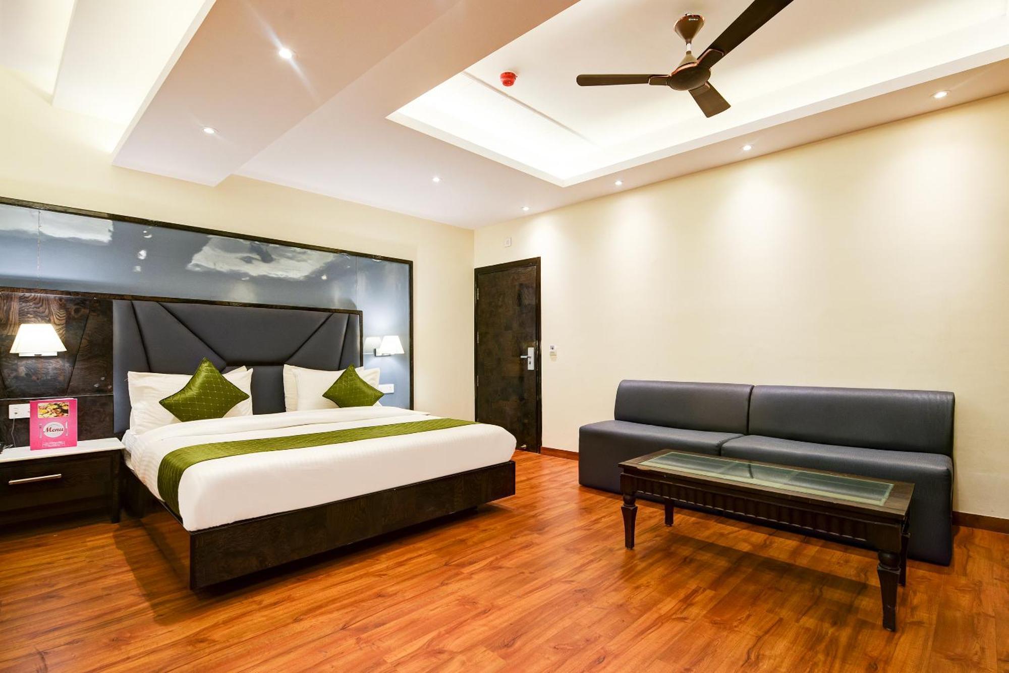 Hotel Geet Deluxe Ню Делхи Екстериор снимка