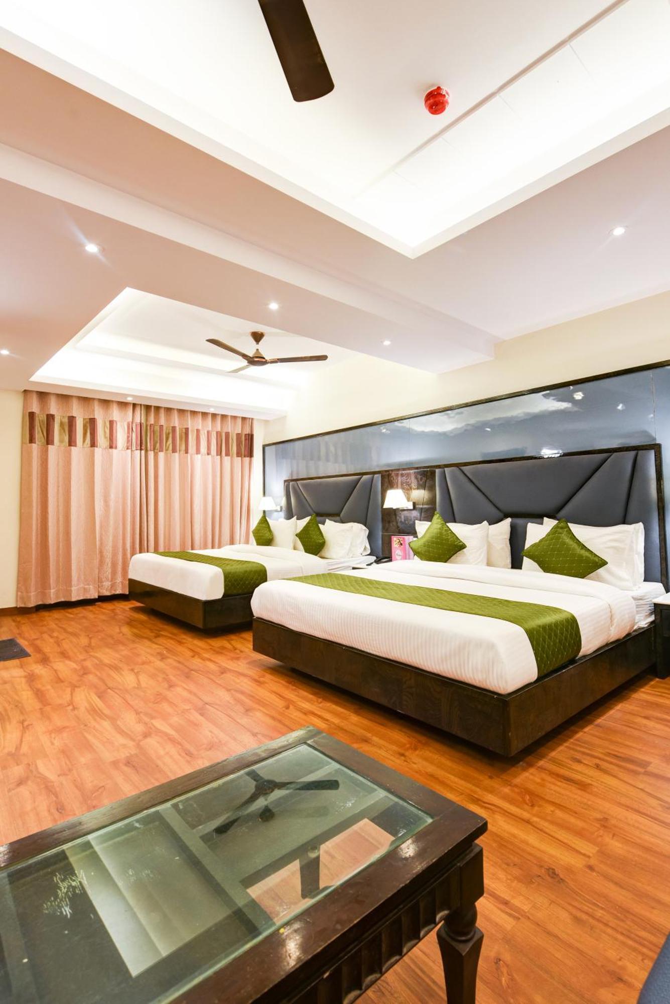 Hotel Geet Deluxe Ню Делхи Екстериор снимка