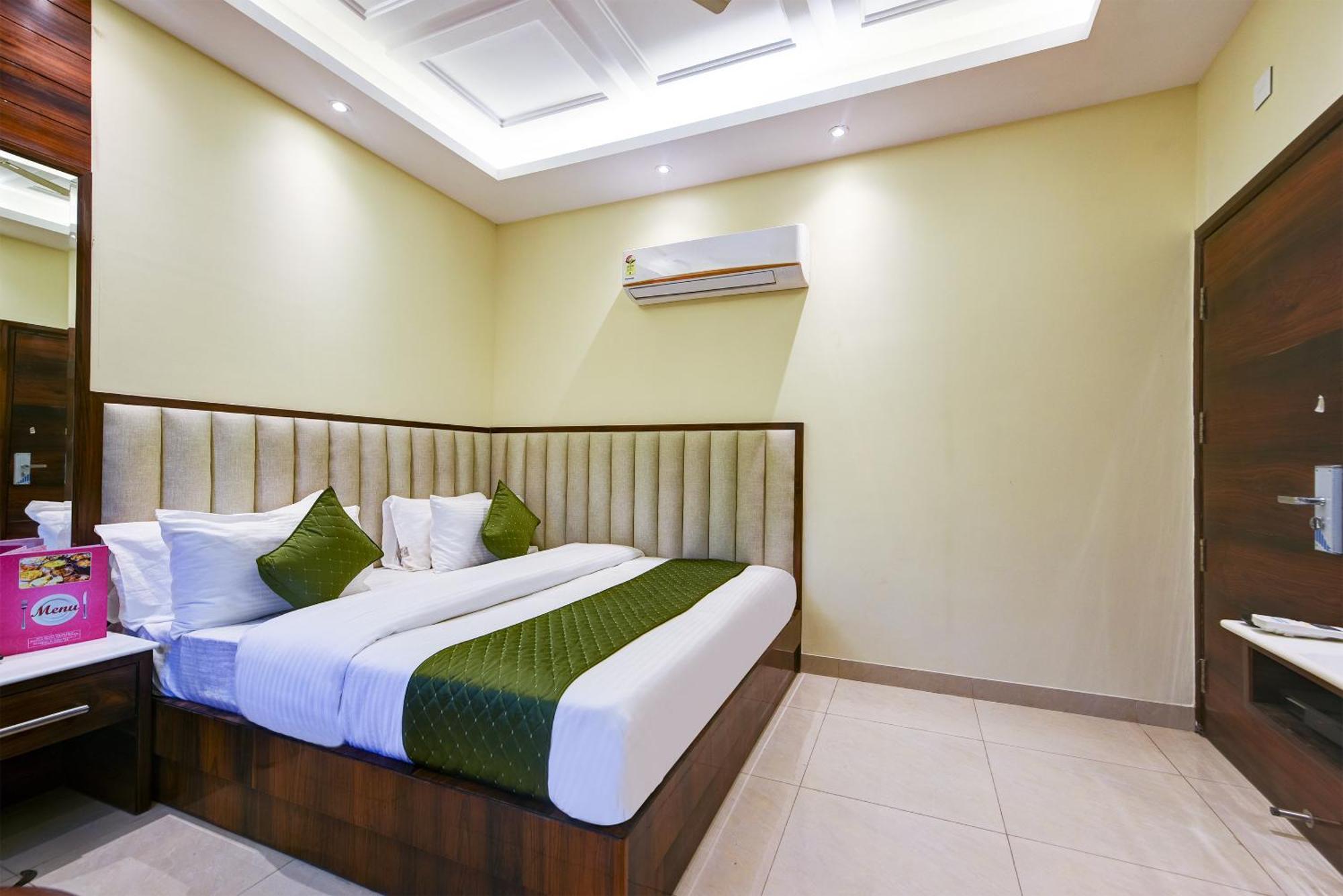 Hotel Geet Deluxe Ню Делхи Екстериор снимка