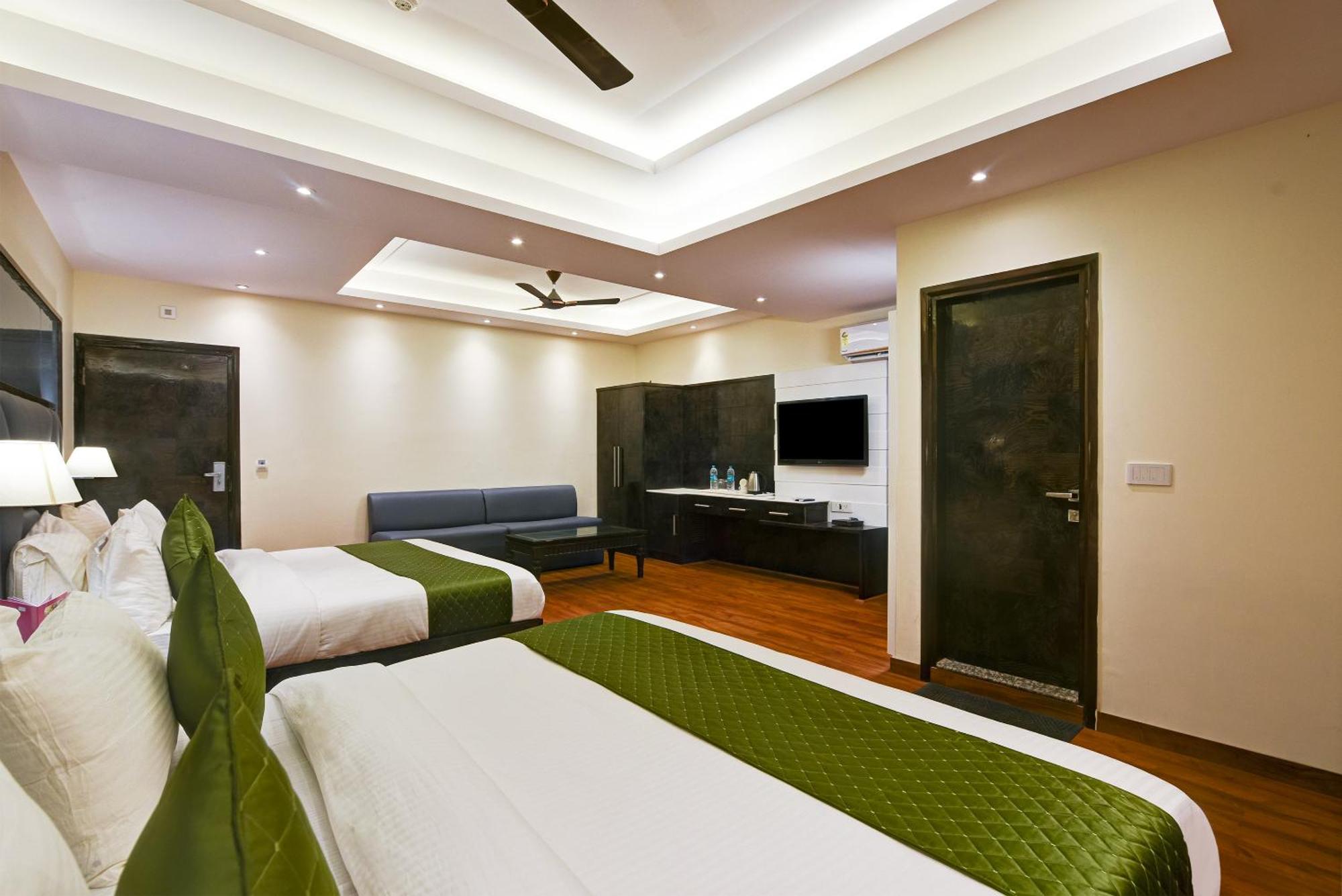 Hotel Geet Deluxe Ню Делхи Екстериор снимка