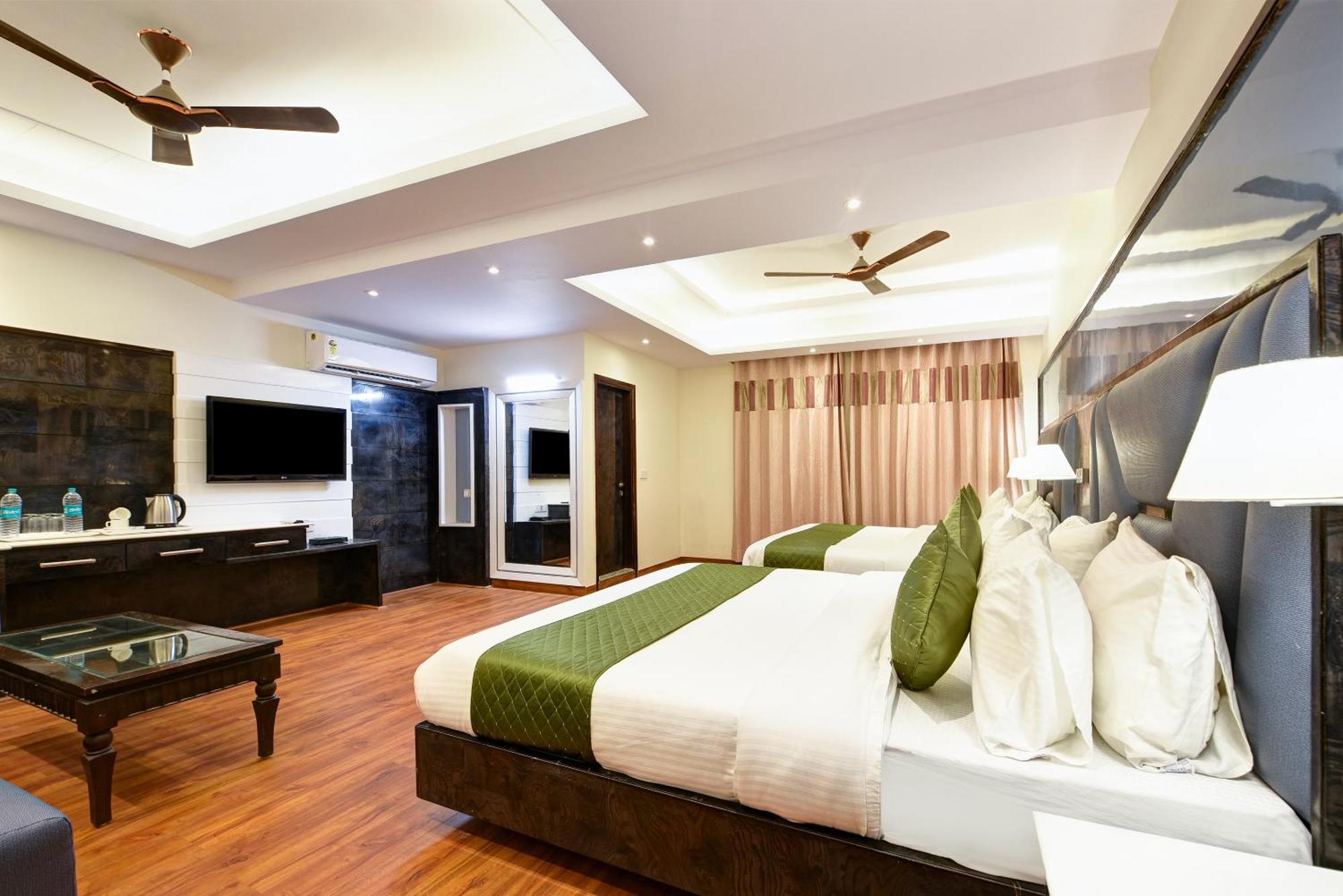 Hotel Geet Deluxe Ню Делхи Екстериор снимка