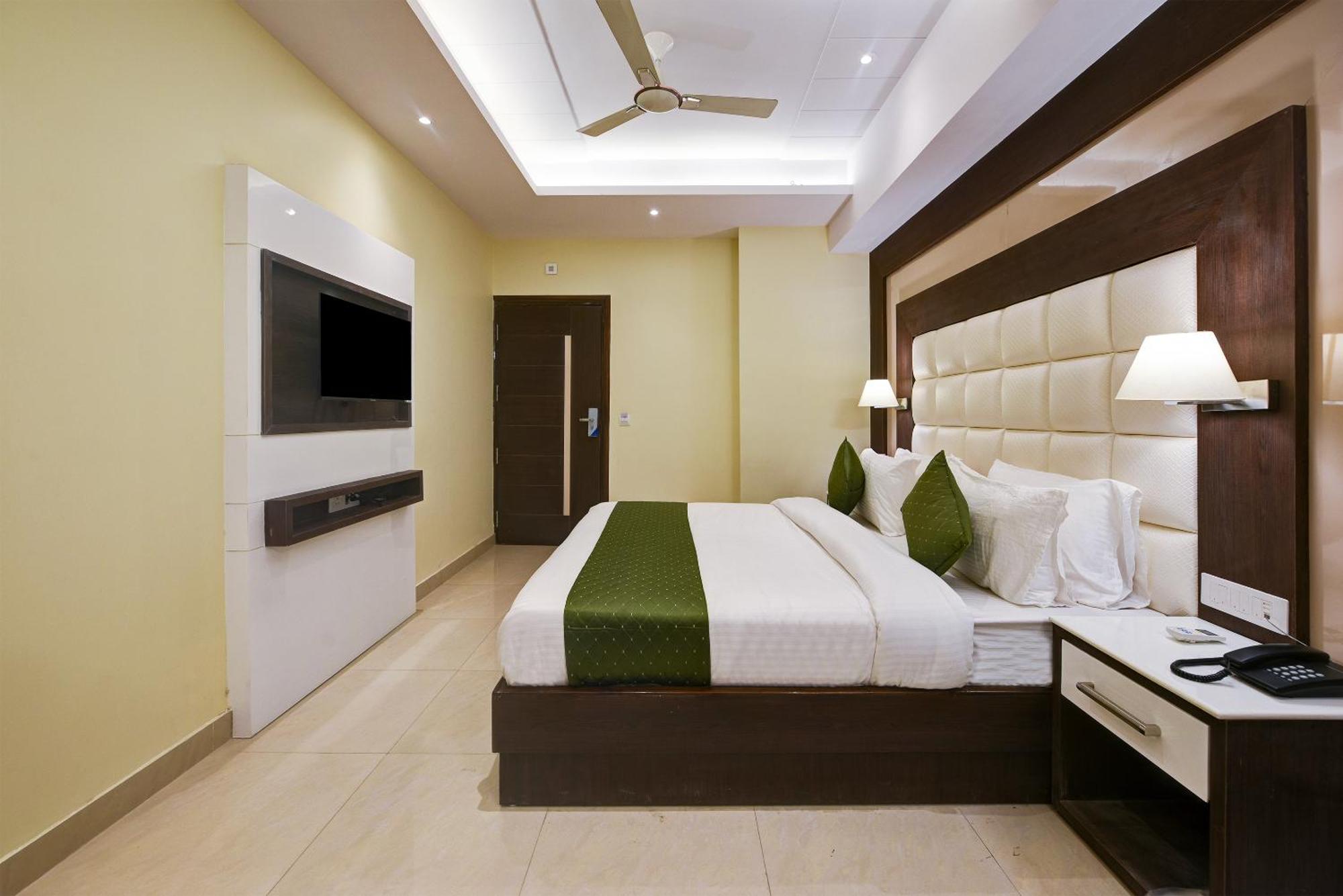 Hotel Geet Deluxe Ню Делхи Екстериор снимка
