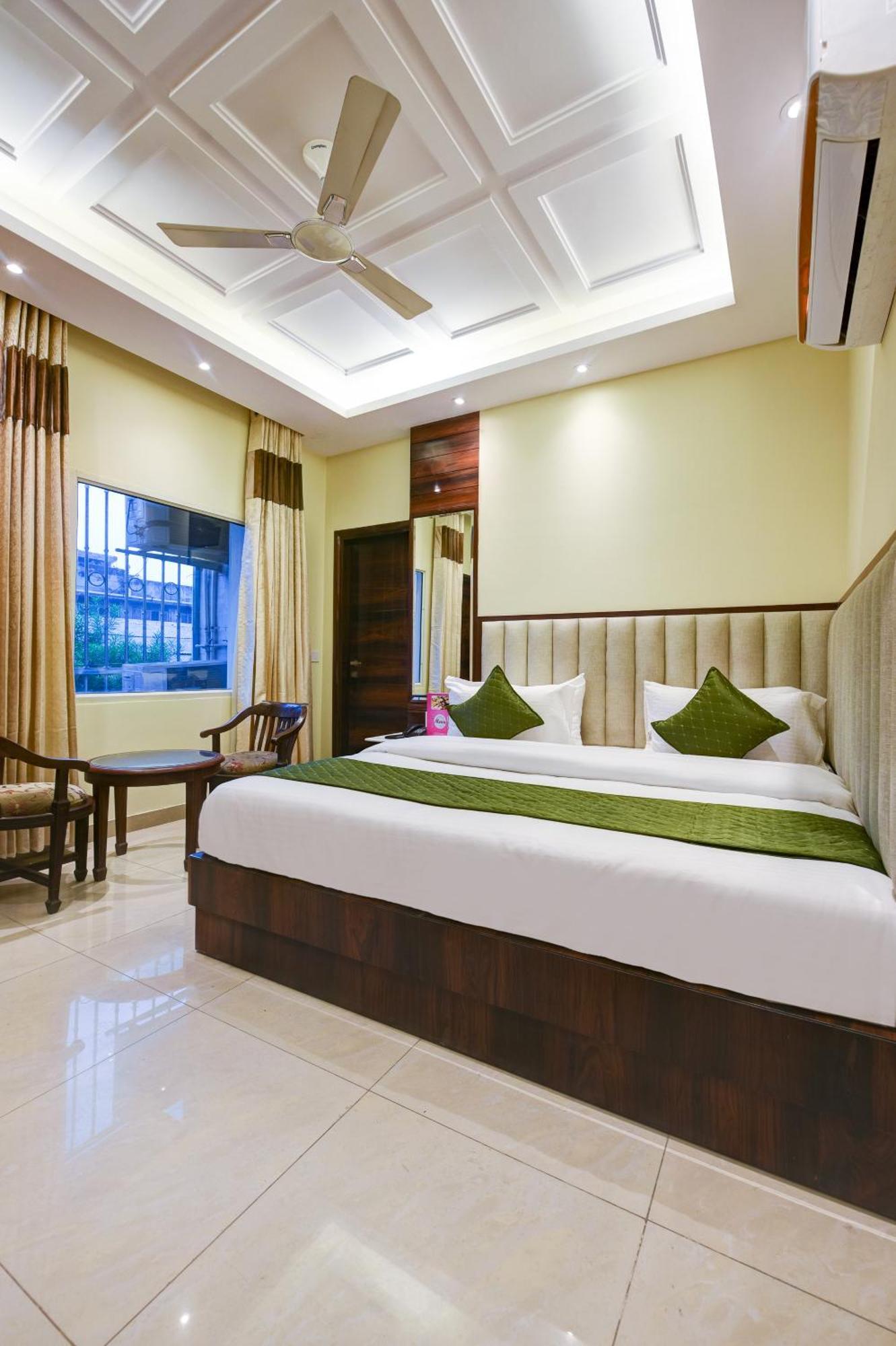 Hotel Geet Deluxe Ню Делхи Екстериор снимка