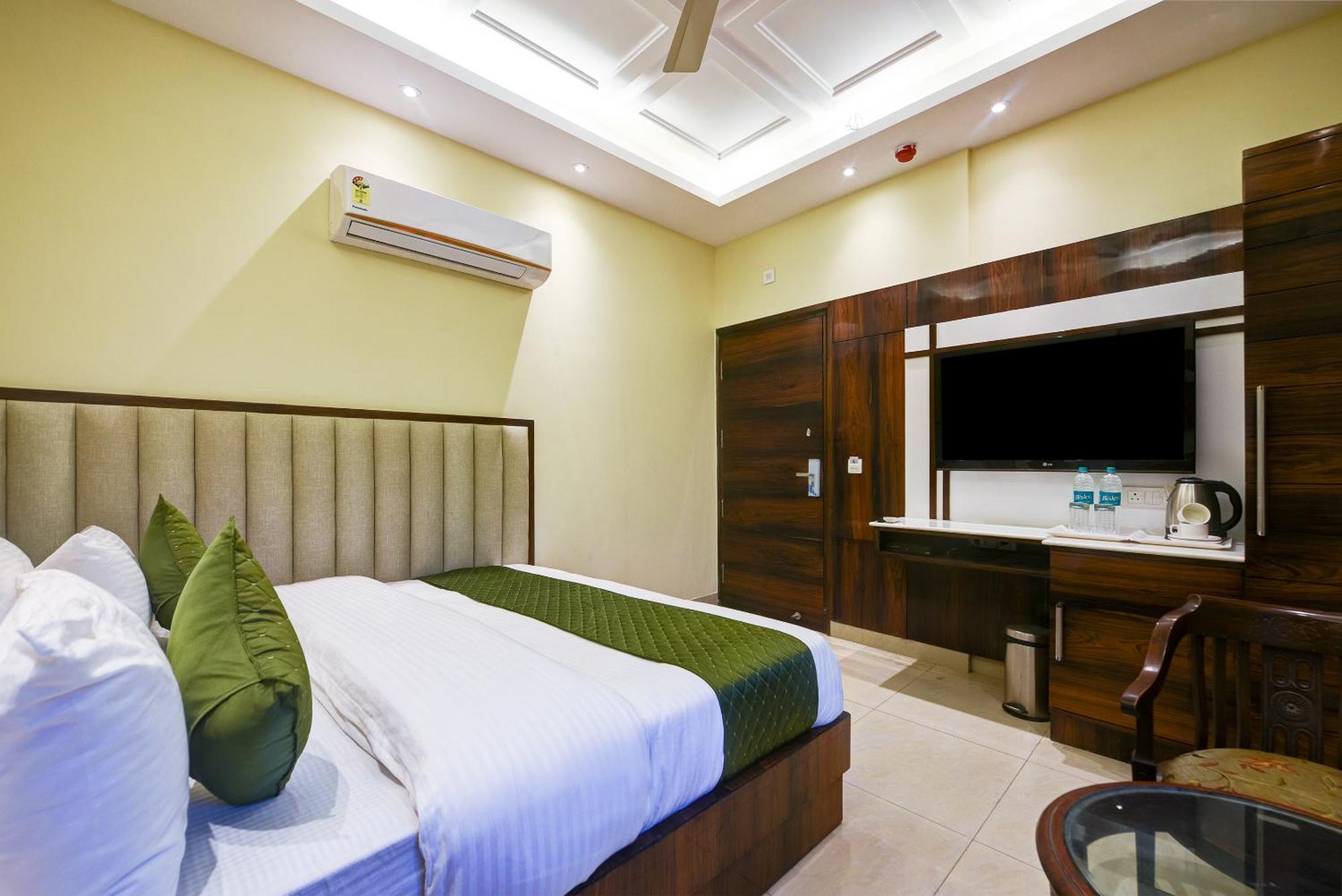 Hotel Geet Deluxe Ню Делхи Екстериор снимка