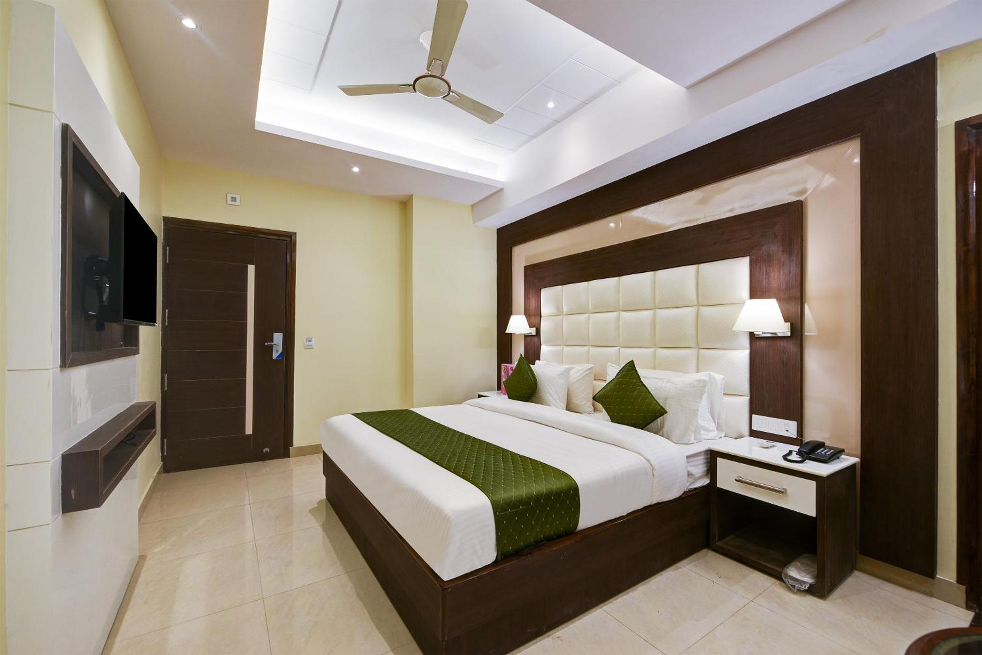 Hotel Geet Deluxe Ню Делхи Екстериор снимка