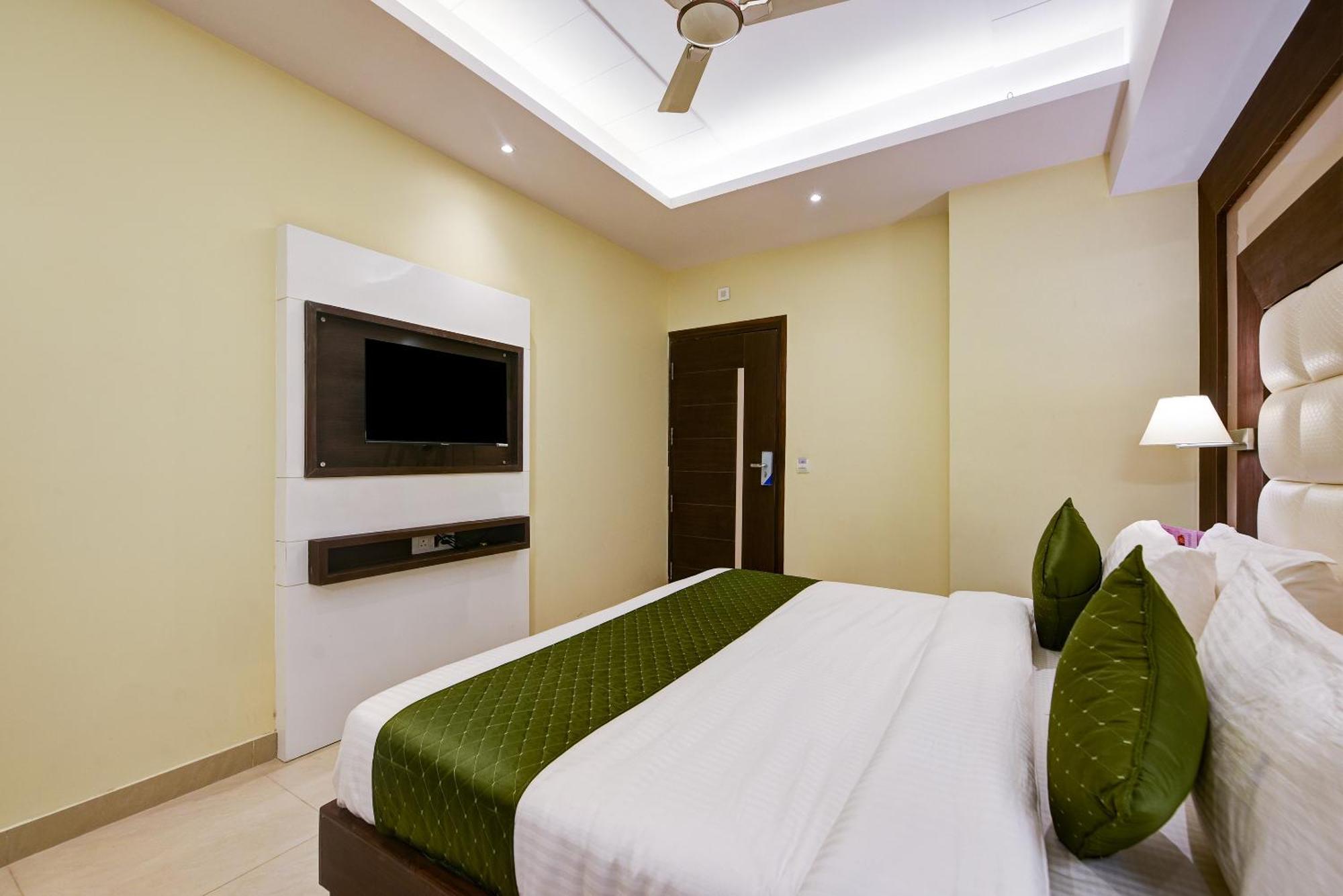 Hotel Geet Deluxe Ню Делхи Екстериор снимка