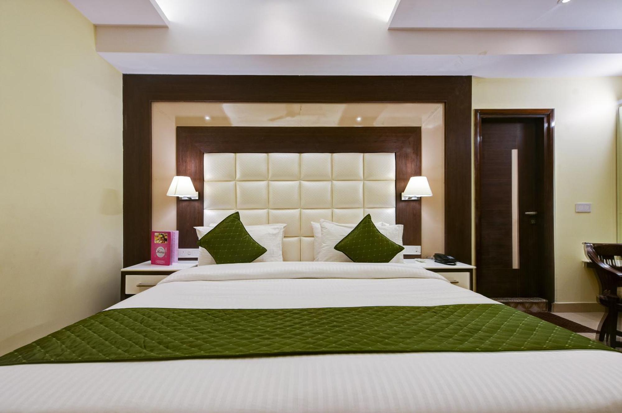 Hotel Geet Deluxe Ню Делхи Екстериор снимка