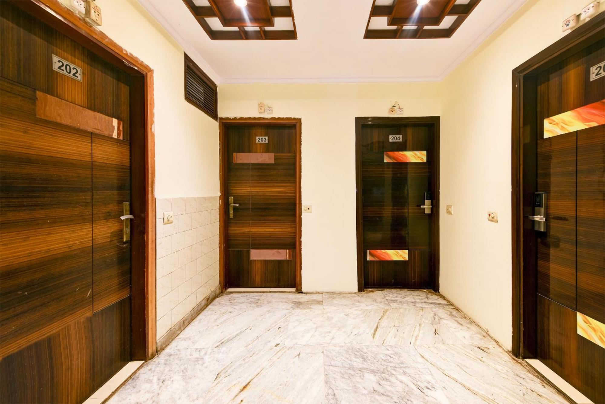 Hotel Geet Deluxe Ню Делхи Екстериор снимка